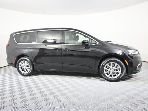 New 2026 Chrysler Pacifica Select image 8