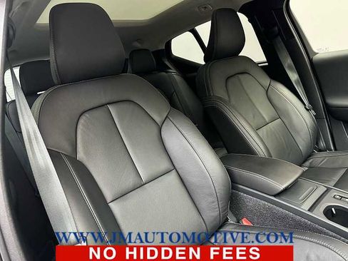 Used 2022 Volvo XC40 T5 Momentum w/ Premium Package image 21