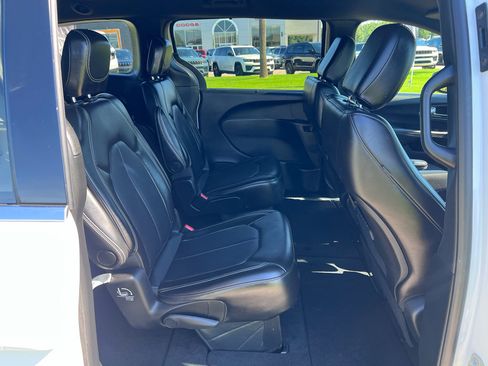 Certified 2025 Chrysler Pacifica Select FWD image 12