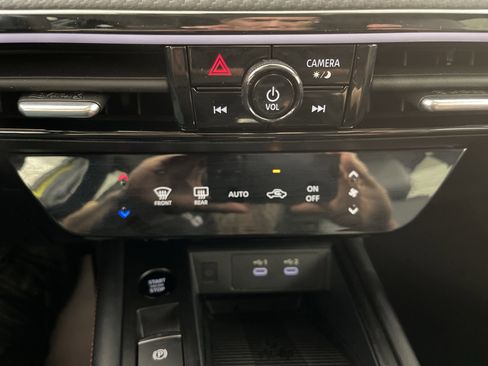 Used 2025 Nissan Kicks SR image 24