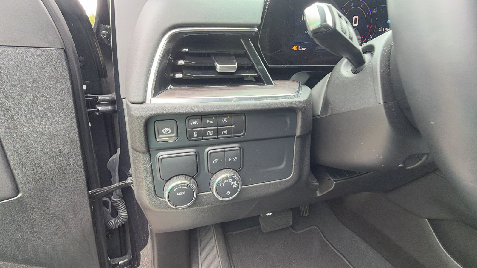 Used 2025 Chevrolet Suburban LT RWD image 27