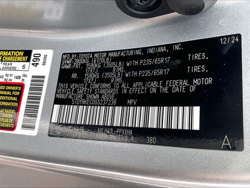 Used 2025 Toyota Sienna XLE FWD image 38