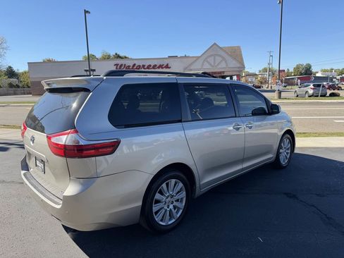 Used 2017 Toyota Sienna XLE Premium image 6