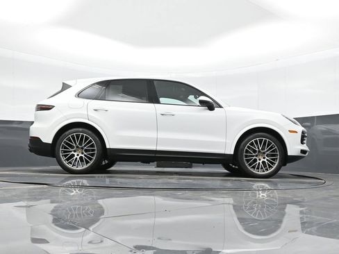 Certified 2023 Porsche Cayenne Platinum Edition image 39