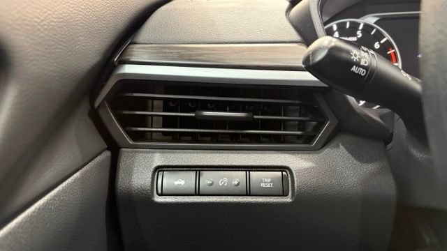 Used 2025 Nissan Altima 2.5 SV FWD image 30