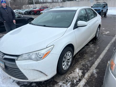 Used 2015 Toyota Camry LE image 3