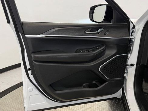 New 2025 Jeep Grand Cherokee Limited w/ Luxury Tech Group II image 16