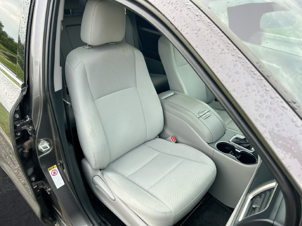 Used 2019 Toyota Highlander LE FWD image 29
