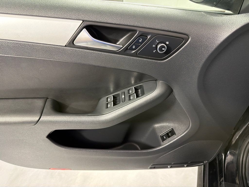 Used 2013 Volkswagen Jetta GLI FWD image 9