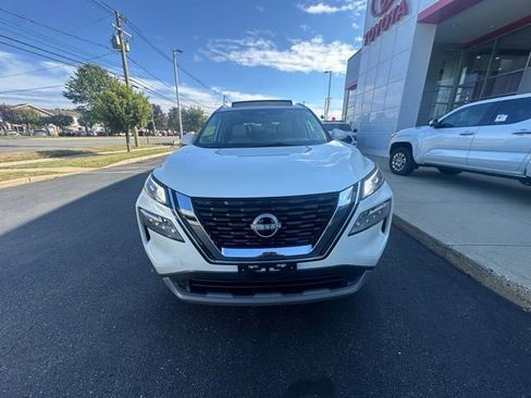 Used 2022 Nissan Rogue SV w/ SV Premium Package image 2