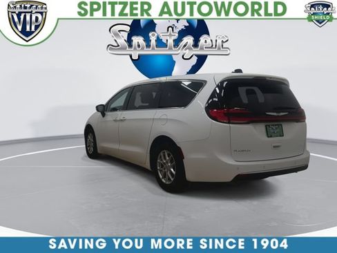 Used 2025 Chrysler Pacifica Select FWD image 8