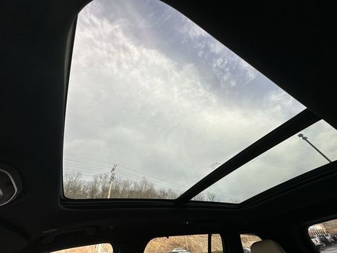 Used 2023 Jeep Grand Cherokee Limited w/ Luxury Tech Group II image 18