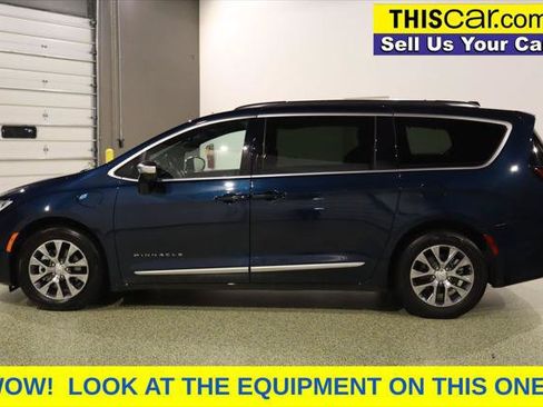 Used 2025 Chrysler Pacifica Pinnacle FWD image 5