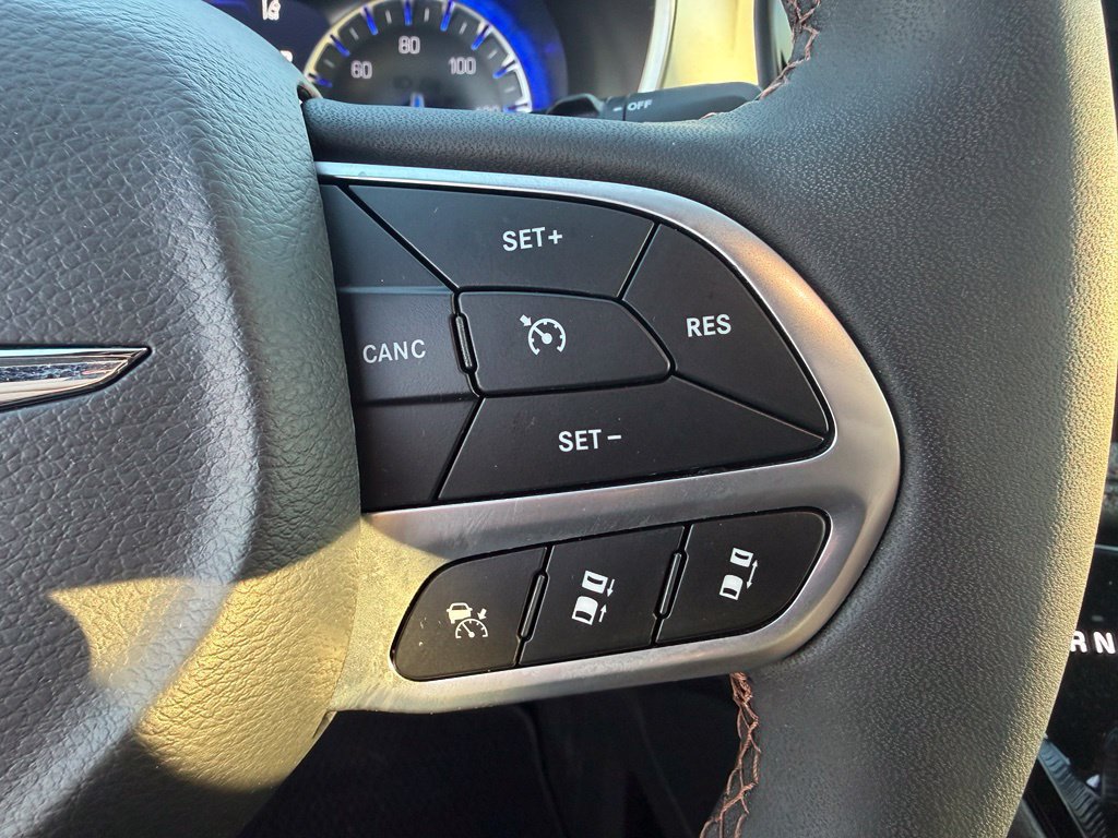 Used 2025 Chrysler Pacifica Pinnacle FWD image 12