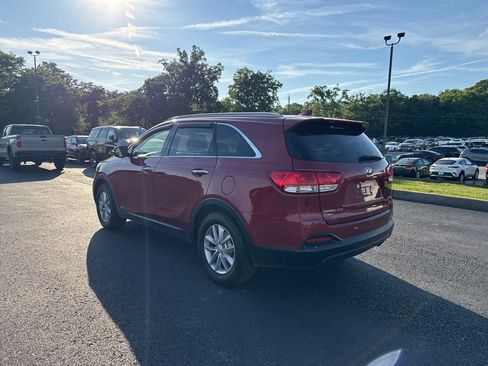 Used 2017 Kia Sorento AWD w/ LX Convenience Package image 4