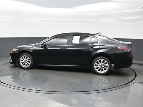 Used 2021 Toyota Camry LE FWD image 3