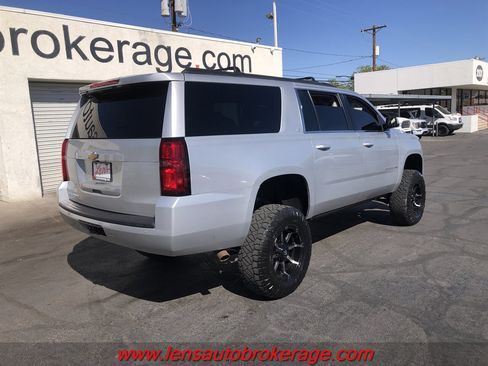 Used 2019 Chevrolet Suburban LT image 8