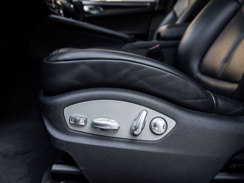 Certified 2023 Porsche Macan AWD/4WD image 21