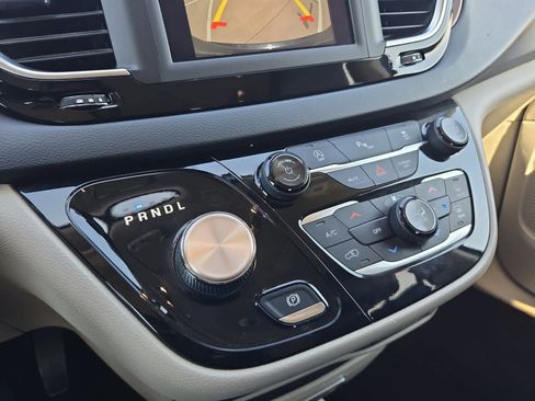 Used 2018 Chrysler Pacifica Touring-L image 29