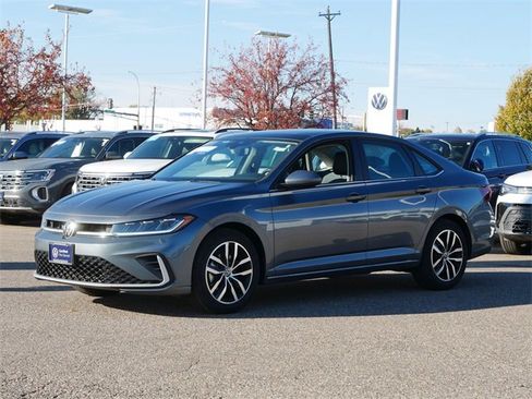 Certified 2025 Volkswagen Jetta SE image 3