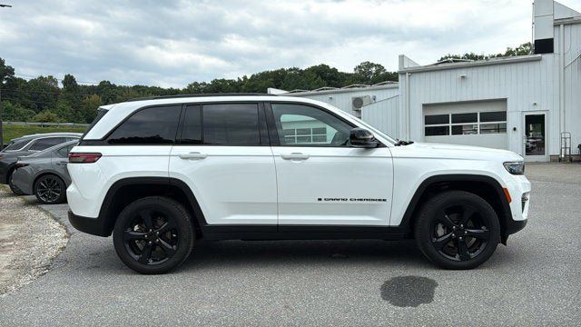 Certified 2024 Jeep Grand Cherokee Limited w/ Luxury Tech Group II AWD/4WD image 5