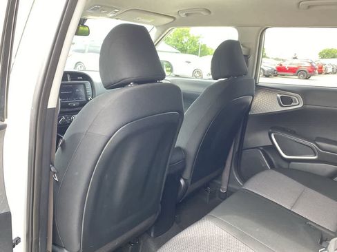 Used 2023 Kia Soul LX w/ LX Technology Package FWD image 16