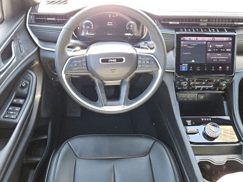 Used 2025 Jeep Grand Cherokee Limited image 12