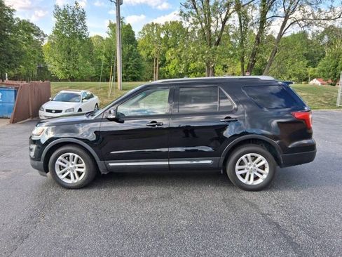 Used 2017 Ford Explorer XLT w/ Equipment Group 202A FWD image 8