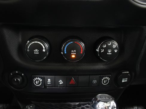 Used 2015 Jeep Wrangler Unlimited Sahara w/ Connectivity Group image 18