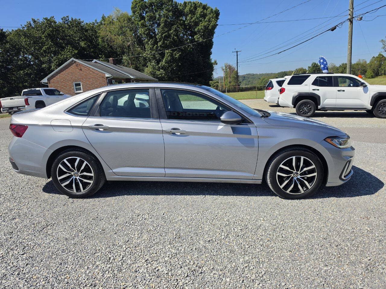 Used 2025 Volkswagen Jetta SE FWD image 1