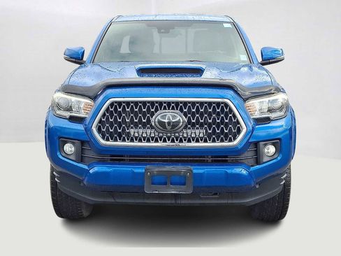 Used 2018 Toyota Tacoma TRD Sport image 3