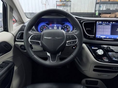 Used 2023 Chrysler Pacifica Touring-L FWD image 30