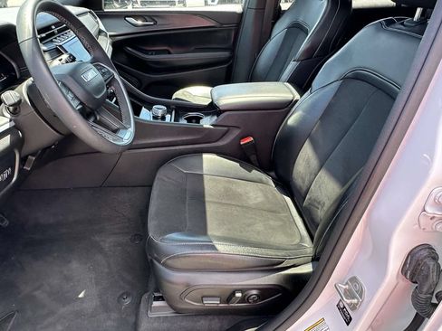 Used 2024 Jeep Grand Cherokee L Altitude AWD/4WD image 19