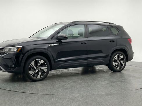 Used 2025 Volkswagen Taos SE AWD/4WD image 3