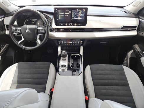 Used 2025 Mitsubishi Outlander SE FWD image 19