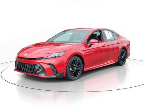 Used 2025 Toyota Camry SE FWD image 2