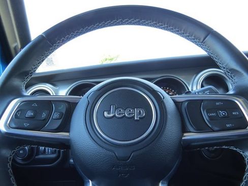 Used 2022 Jeep Wrangler Unlimited Sahara AWD/4WD image 16