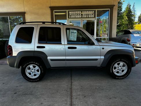 Used 2005 Jeep Liberty Sport AWD/4WD image 8
