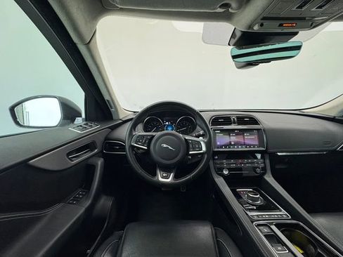 Used 2019 Jaguar F-PACE R-Sport image 21