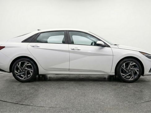 Used 2025 Hyundai Elantra SEL FWD image 11