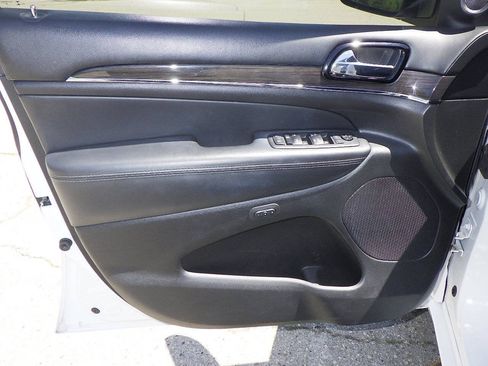 Used 2019 Jeep Grand Cherokee Overland AWD/4WD image 9