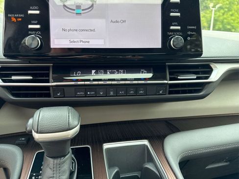 Used 2022 Toyota Sienna XLE image 32