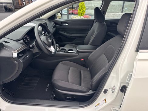 Used 2025 Nissan Altima 2.5 SV FWD image 7
