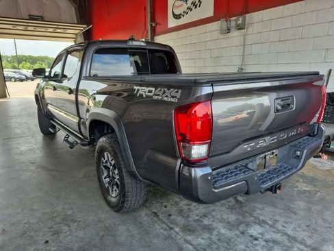Used 2017 Toyota Tacoma TRD Off-Road w/ Premium & Technology Package AWD/4WD image 4