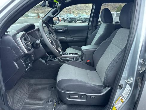 Used 2022 Toyota Tacoma TRD Off-Road image 16