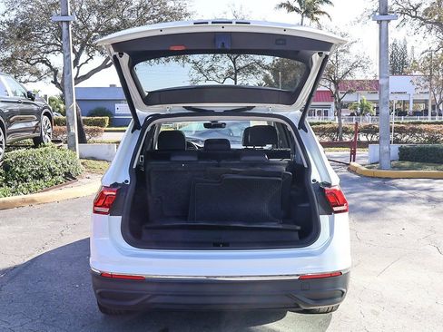 Used 2024 Volkswagen Tiguan SE w/ Panoramic Sunroof Package FWD image 20