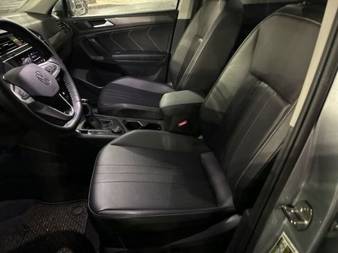Used 2024 Volkswagen Tiguan SE w/ Panoramic Sunroof Package image 16