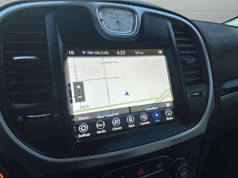 Used 2018 Chrysler 300 Limited image 34