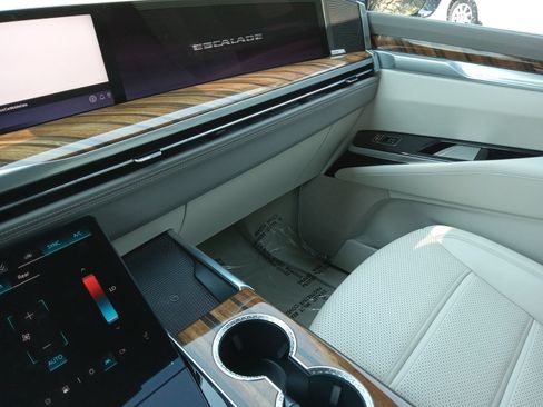 Certified 2026 Cadillac Escalade Platinum Sport AWD/4WD image 19