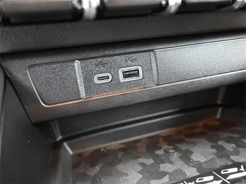 Used 2025 GMC Canyon Denali image 6